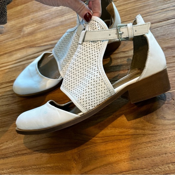 House of Harlow 1960 Esperanza Flats Women’s White Leather Ankle Strap Shooties - Picture 4 of 16